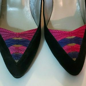 ADORABLE vintage 1980s bow heels.